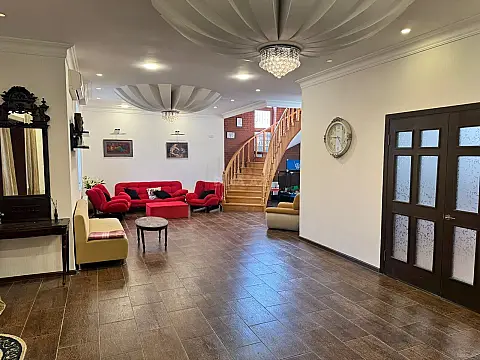 Kirayə verilir 7 otaqlı həyət evi 600 m²