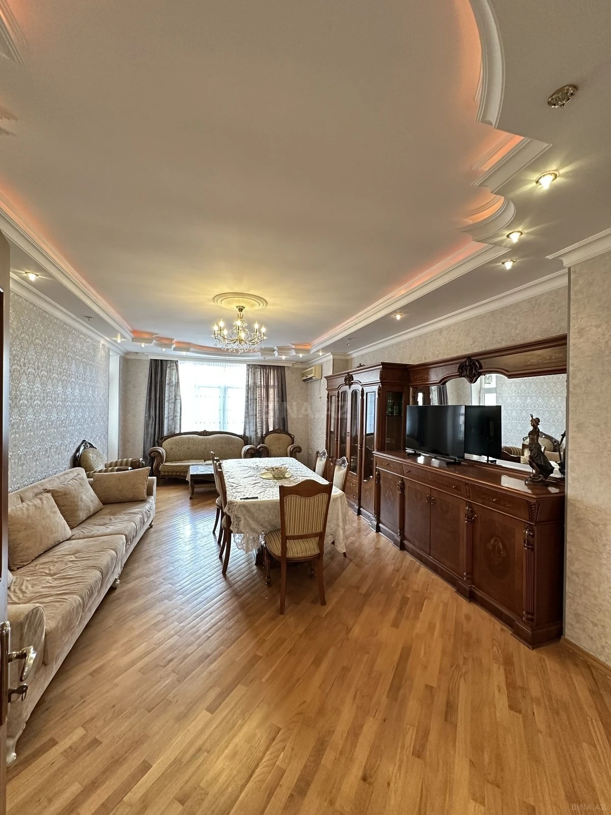 Satılır 3 otaqlı mənzil 137 m²
