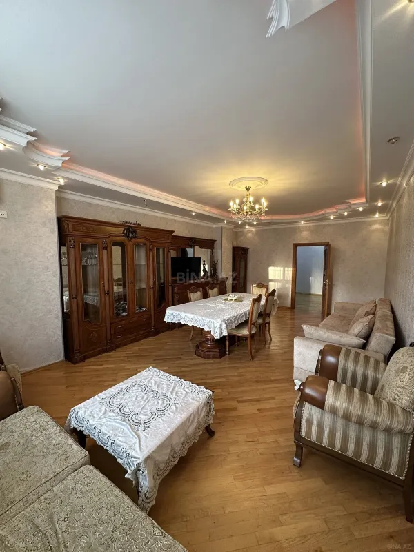 Satılır 3 otaqlı mənzil 137 m²