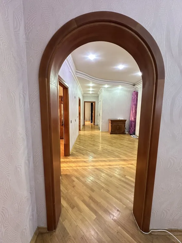 Satılır 3 otaqlı mənzil 137 m²
