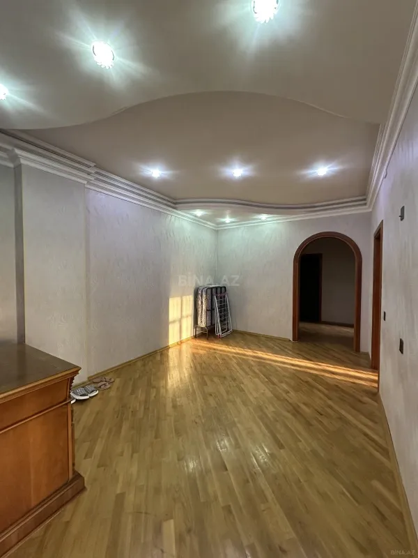Satılır 3 otaqlı mənzil 137 m²