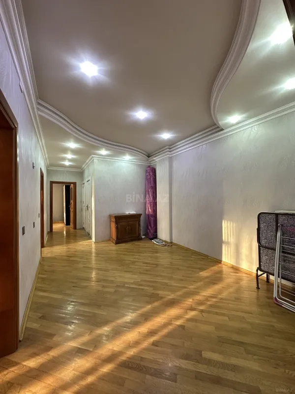Satılır 3 otaqlı mənzil 137 m²
