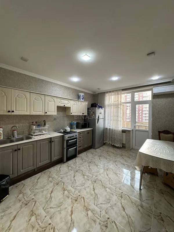 Satılır 3 otaqlı mənzil 137 m²