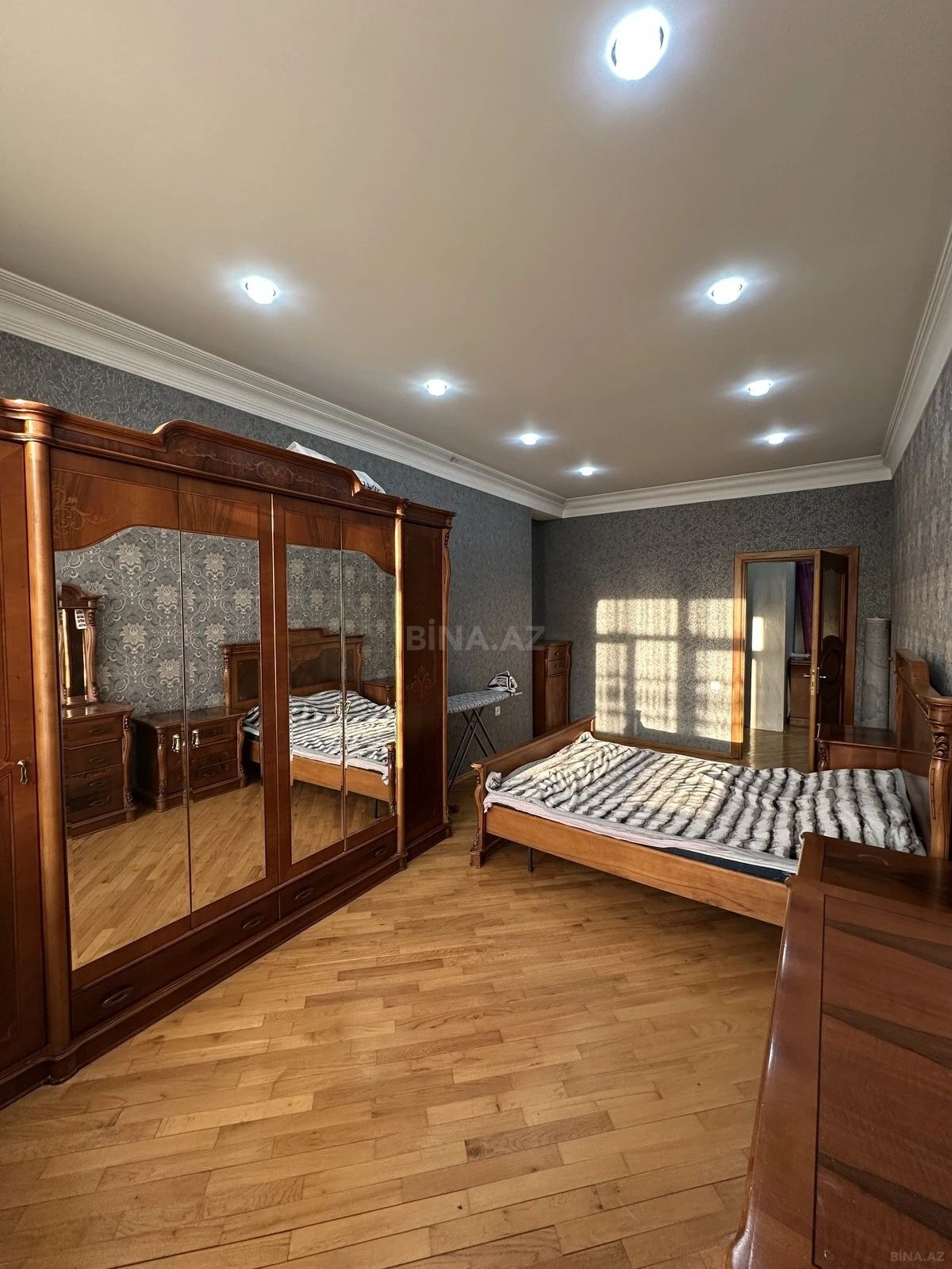 Satılır 3 otaqlı mənzil 137 m²