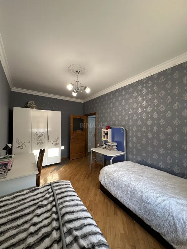 Satılır 3 otaqlı mənzil 137 m²