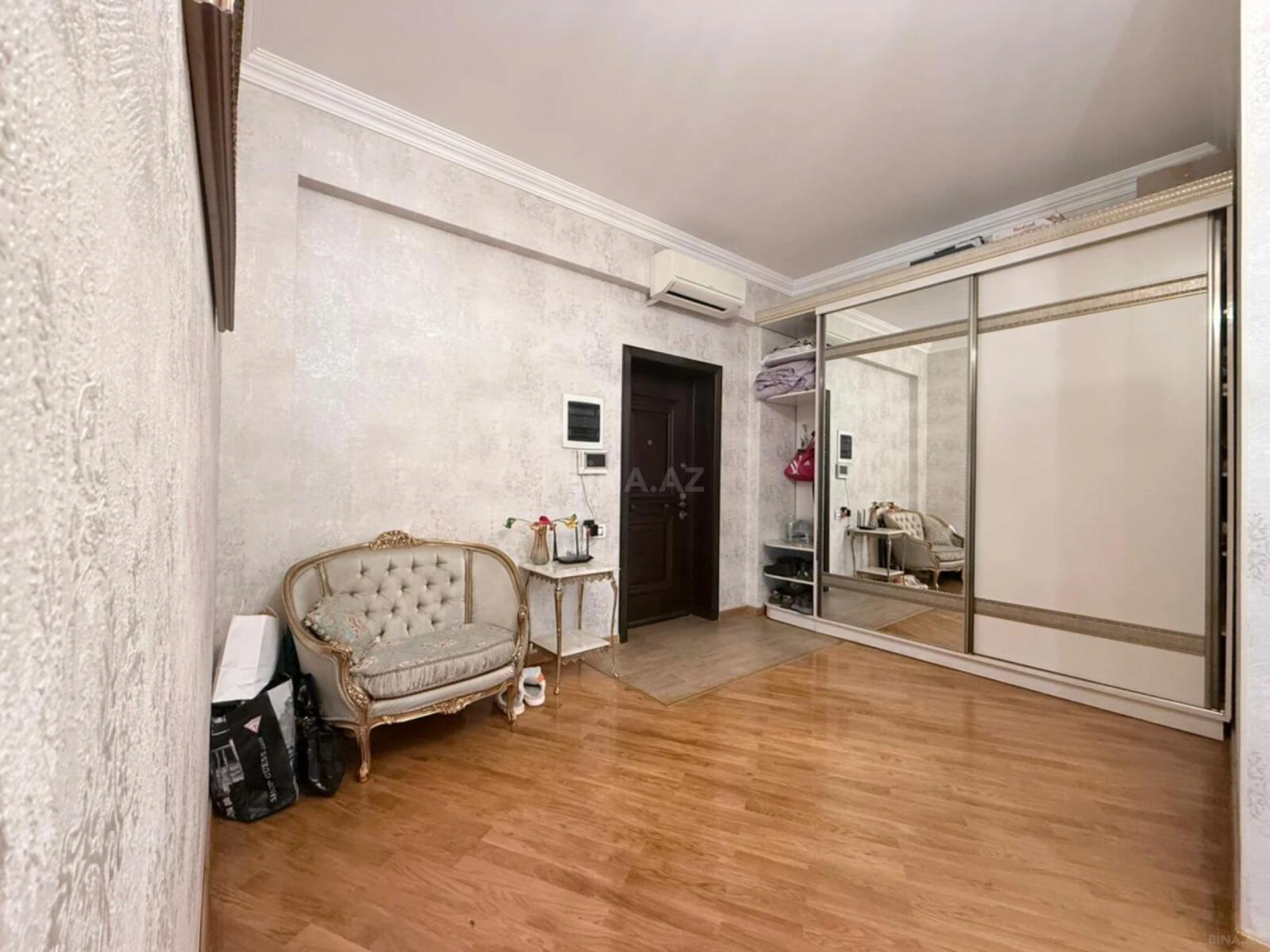 Satılır 3 otaqlı mənzil 127 m²