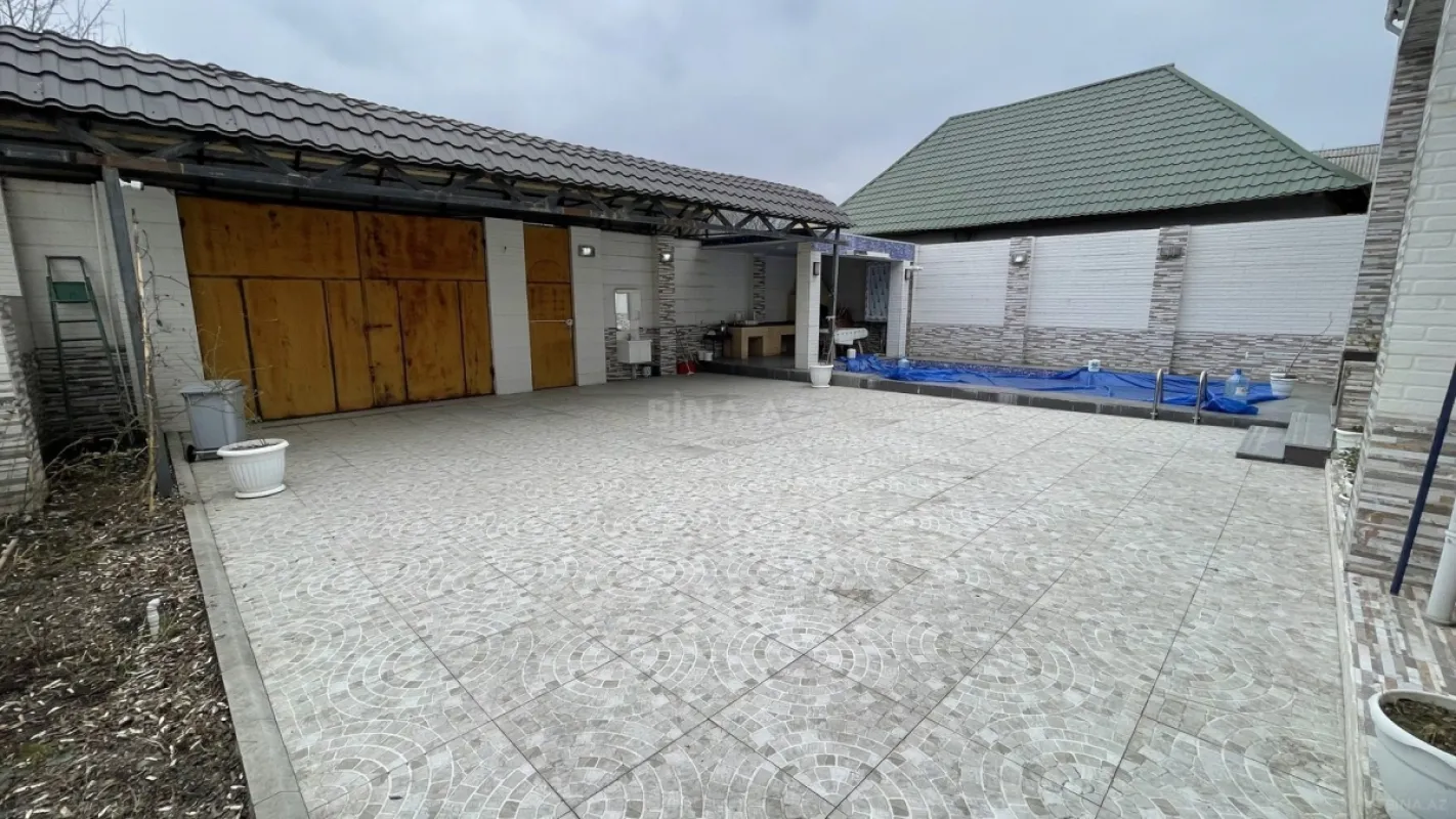 Satılır 8 otaqlı həyət evi 320 m²
