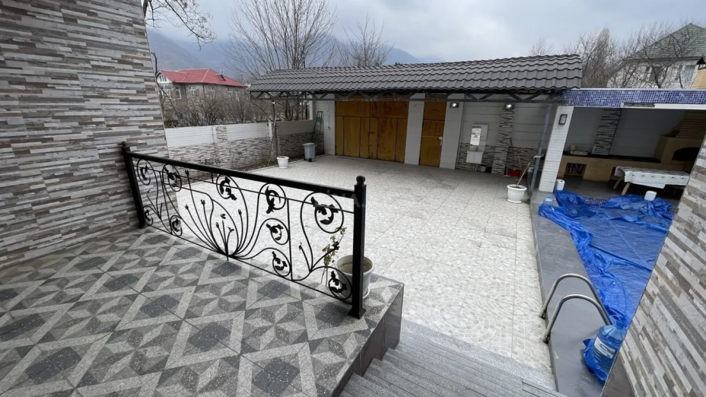 Satılır 8 otaqlı həyət evi 320 m²