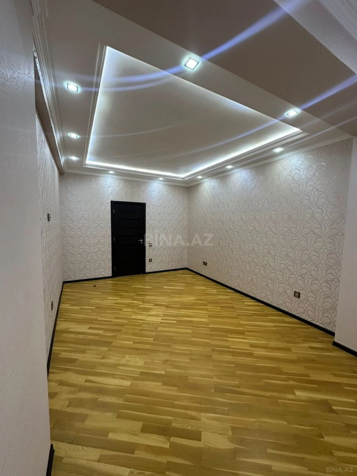 Satılır 3 otaqlı mənzil 122 m²