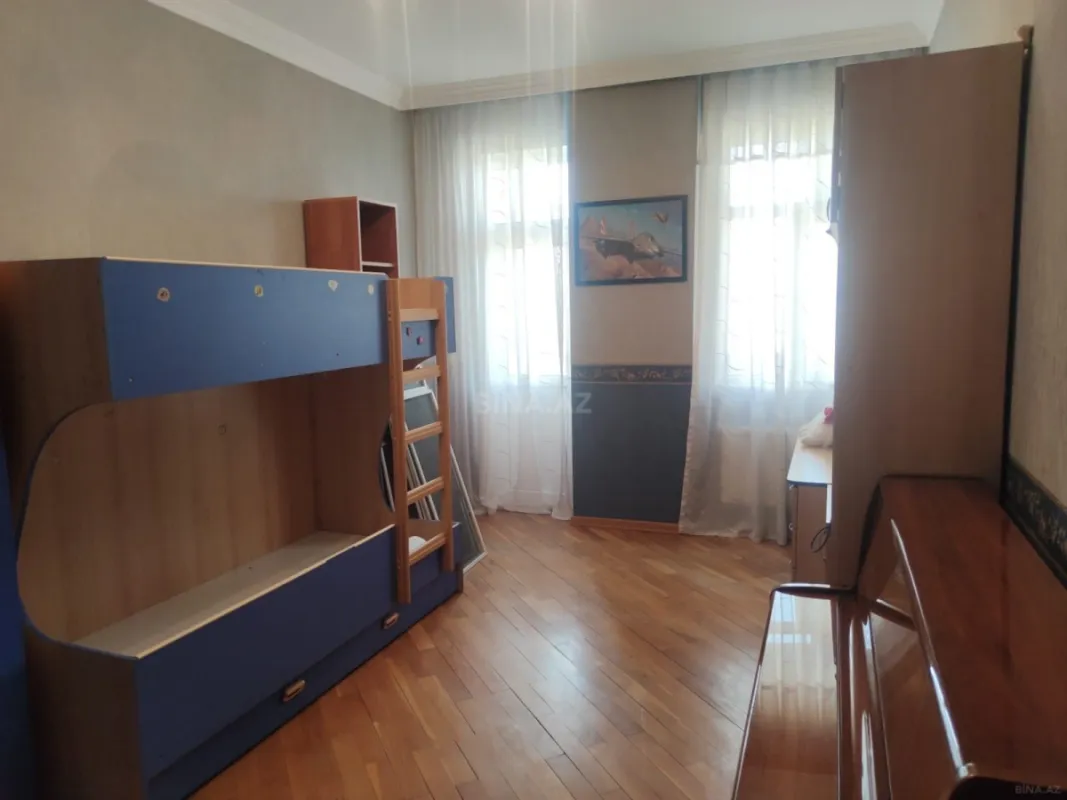 Kirayə verilir 4 otaqlı mənzil 142 m²