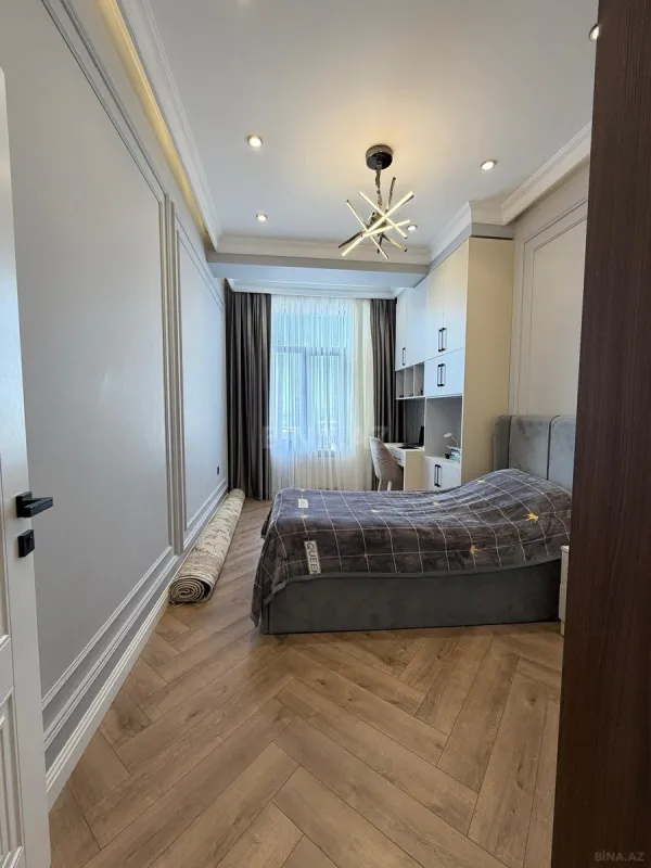 Satılır 4 otaqlı mənzil 130 m²