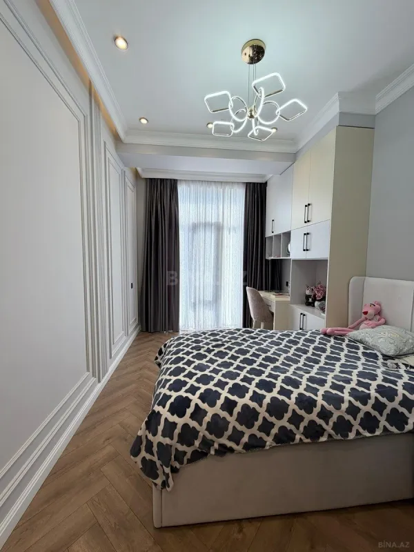 Satılır 4 otaqlı mənzil 130 m²