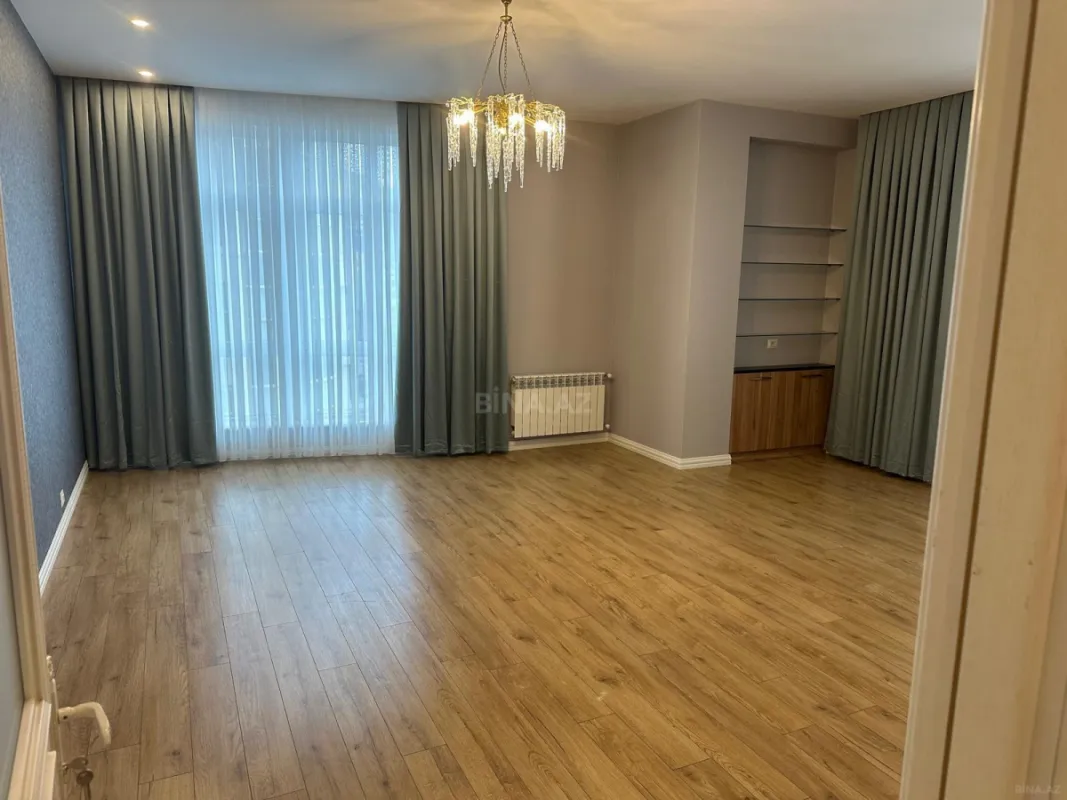 Satılır 3 otaqlı mənzil 171 m²