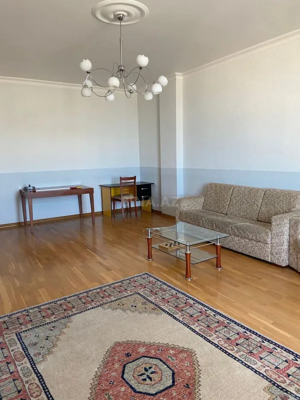 Satılır 4 otaqlı mənzil 190 m²
