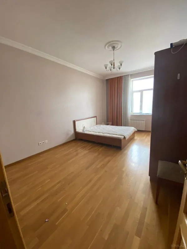 Satılır 4 otaqlı mənzil 190 m²