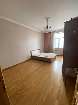 Satılır 4 otaqlı mənzil 190 m²