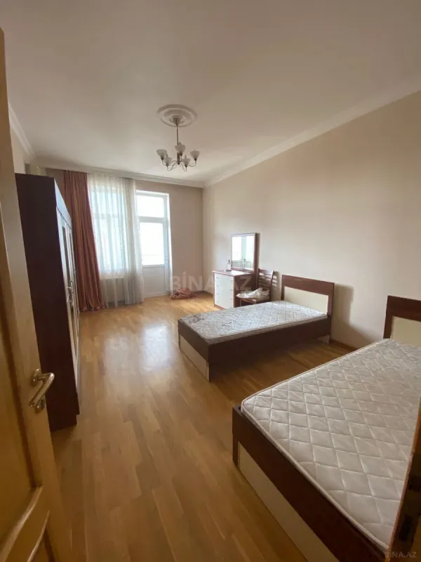 Satılır 4 otaqlı mənzil 190 m²