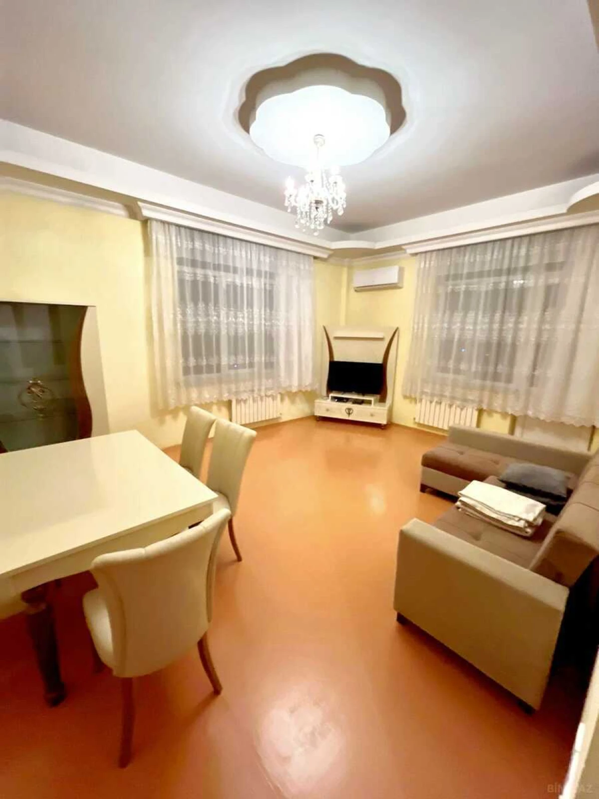 Kirayə verilir 2 otaqlı mənzil 88 m²