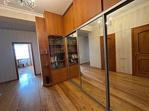 Kirayə verilir 2 otaqlı mənzil 94 m²