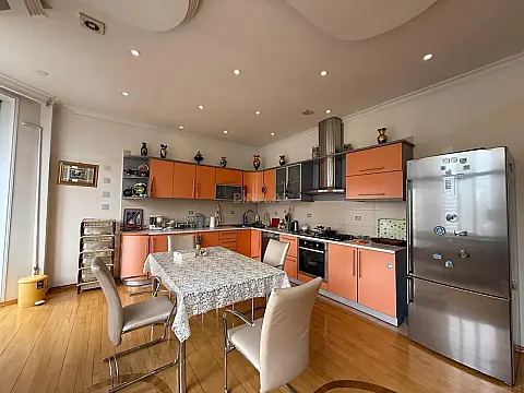 Satılır 4 otaqlı mənzil 210 m²