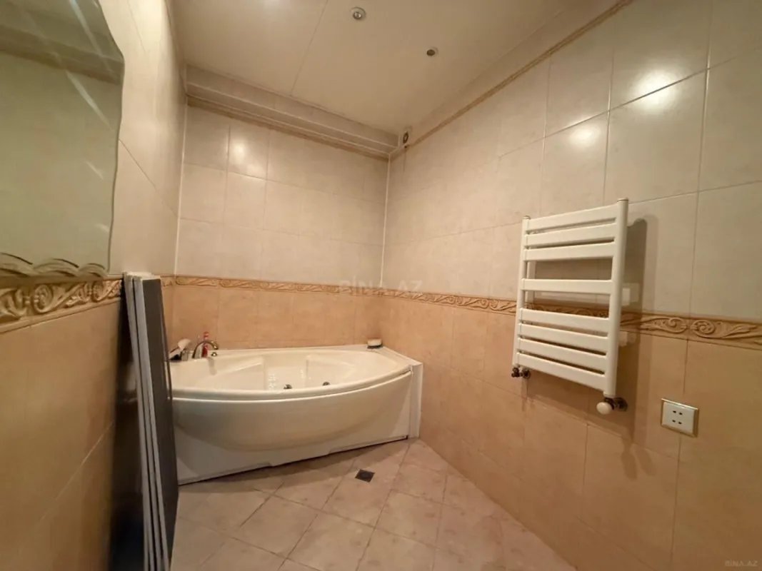Satılır 4 otaqlı mənzil 210 m²