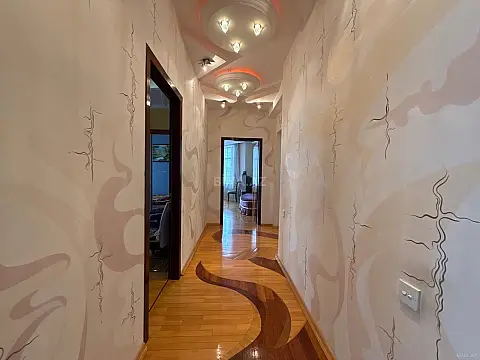 Satılır 4 otaqlı mənzil 210 m²