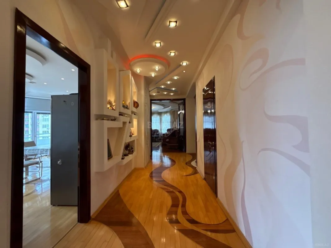 Satılır 4 otaqlı mənzil 210 m²