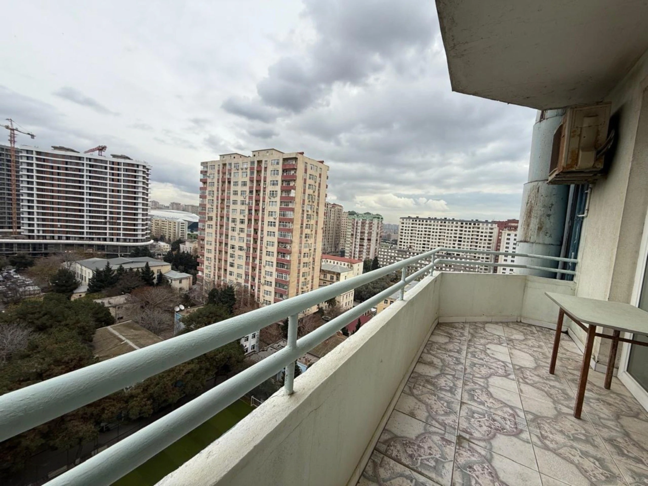 Satılır 4 otaqlı mənzil 210 m²