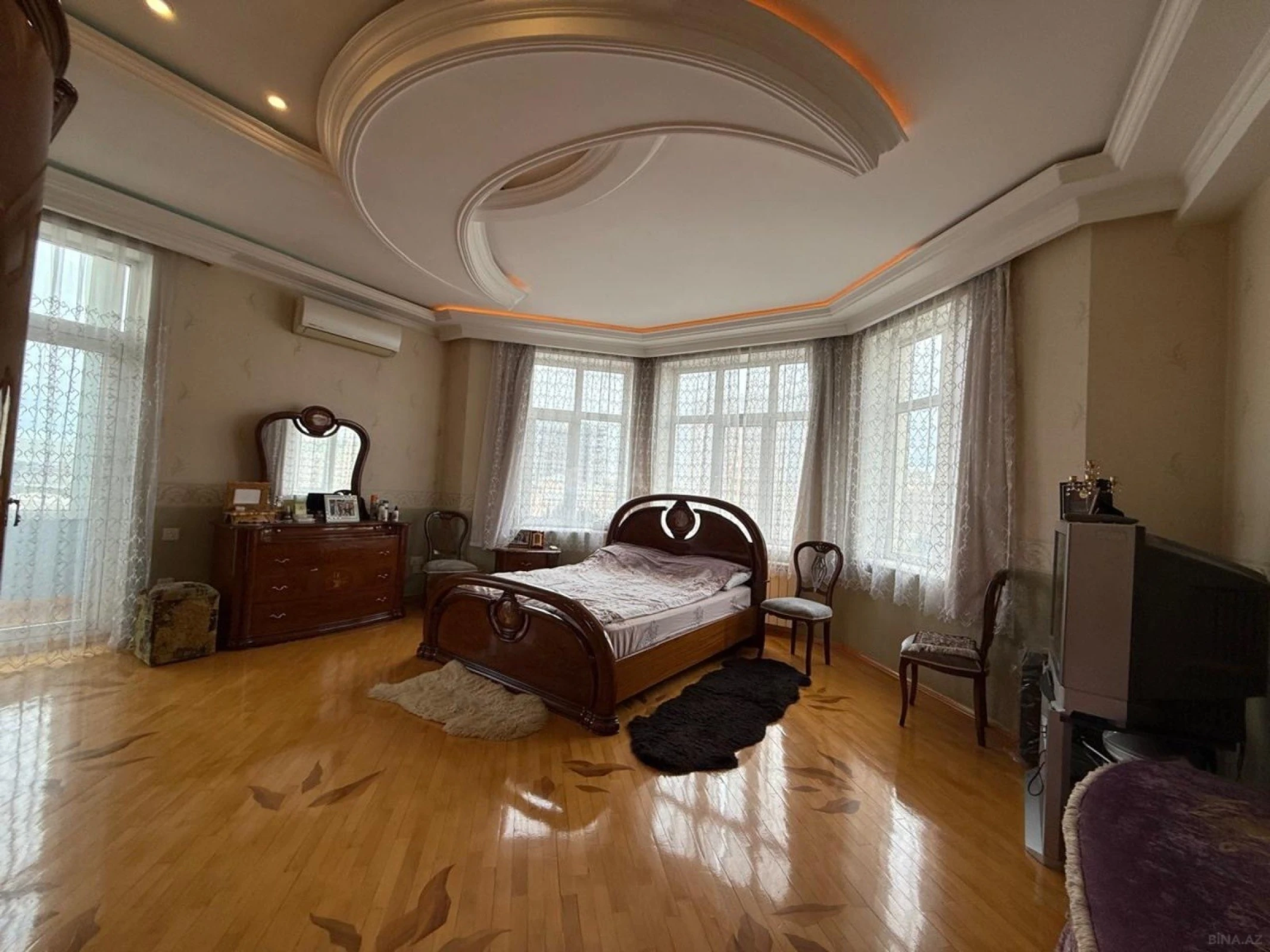 Satılır 4 otaqlı mənzil 210 m²