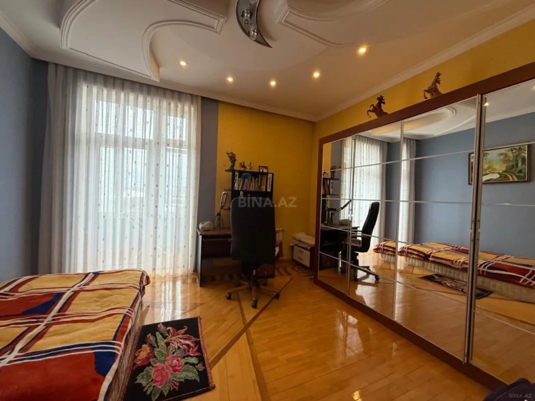 Satılır 4 otaqlı mənzil 210 m²