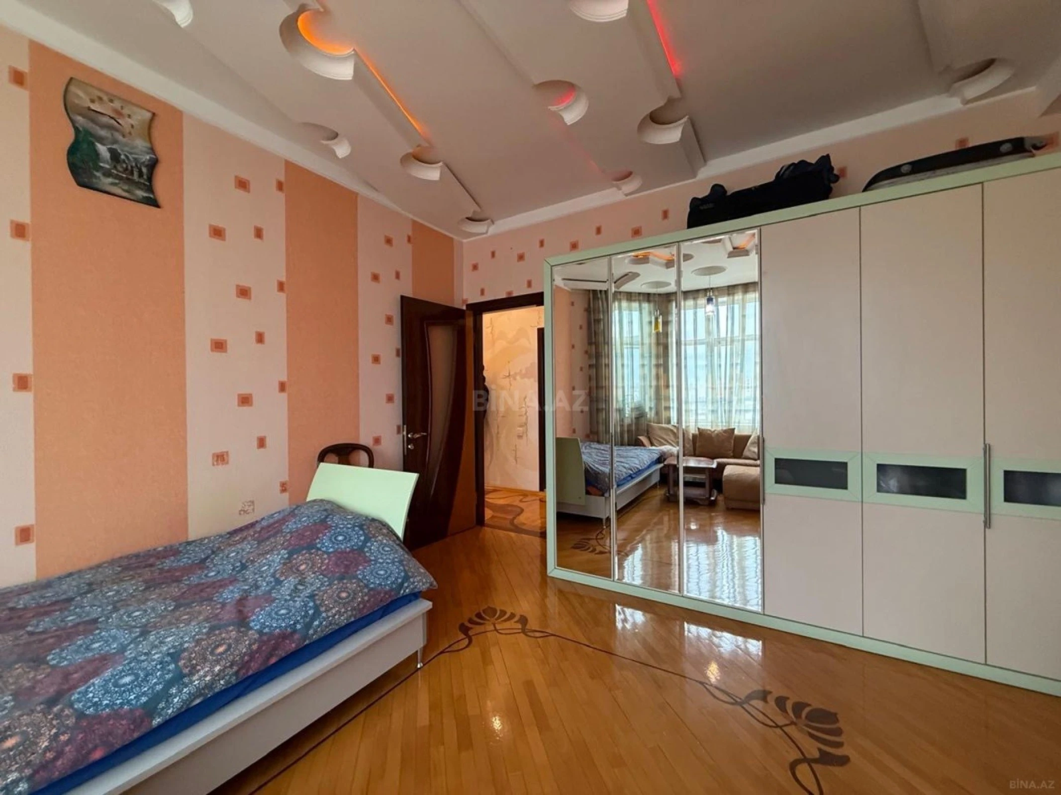 Satılır 4 otaqlı mənzil 210 m²