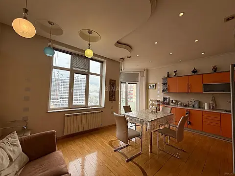 Satılır 4 otaqlı mənzil 210 m²