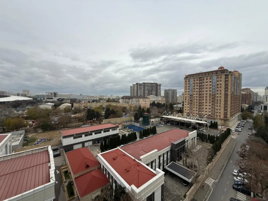 Satılır 4 otaqlı mənzil 210 m²