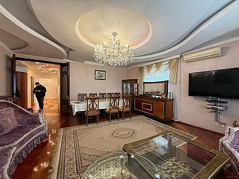 Satılır 4 otaqlı mənzil 210 m²