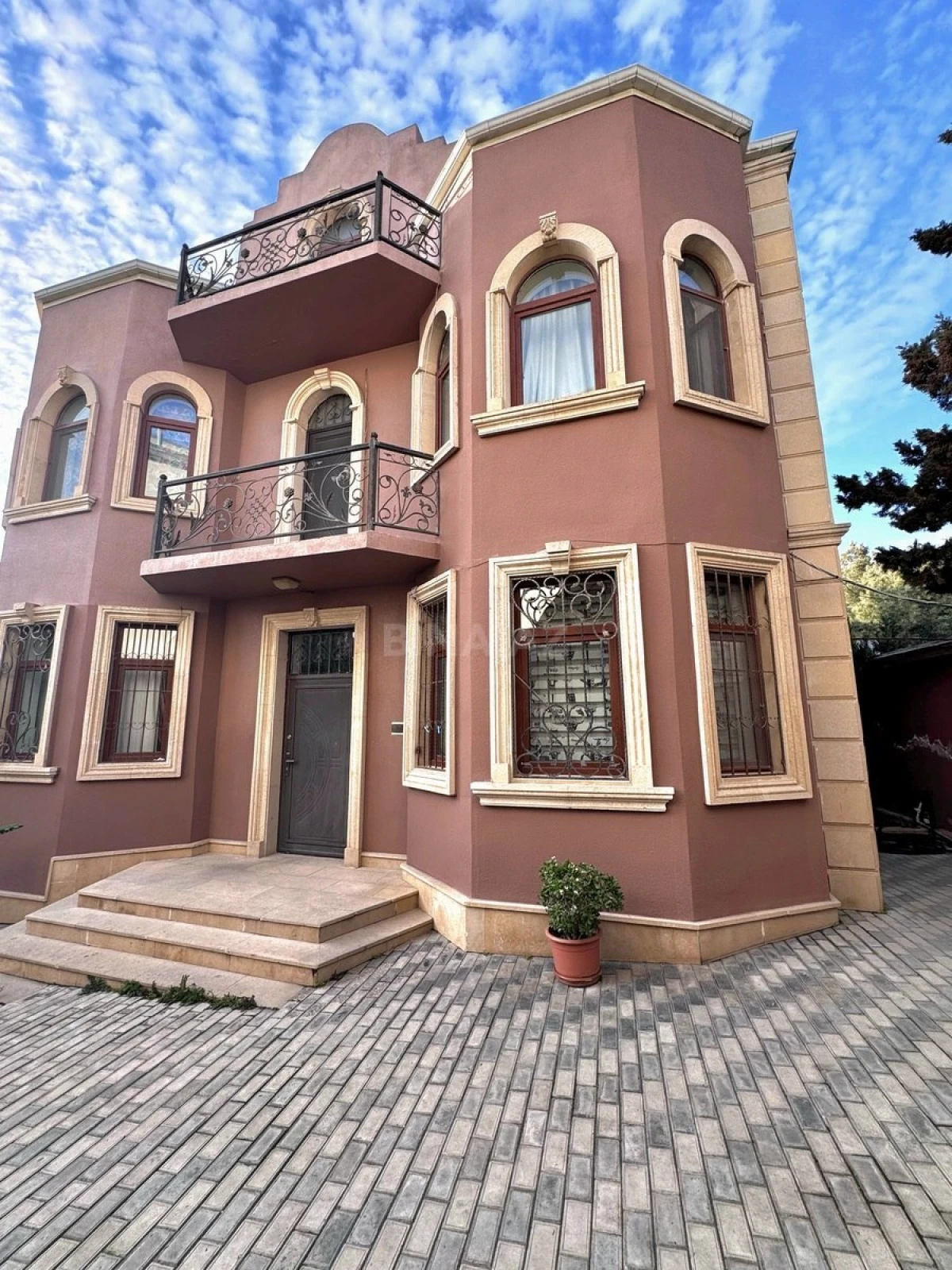 Satılır 8 otaqlı həyət evi 375 m²