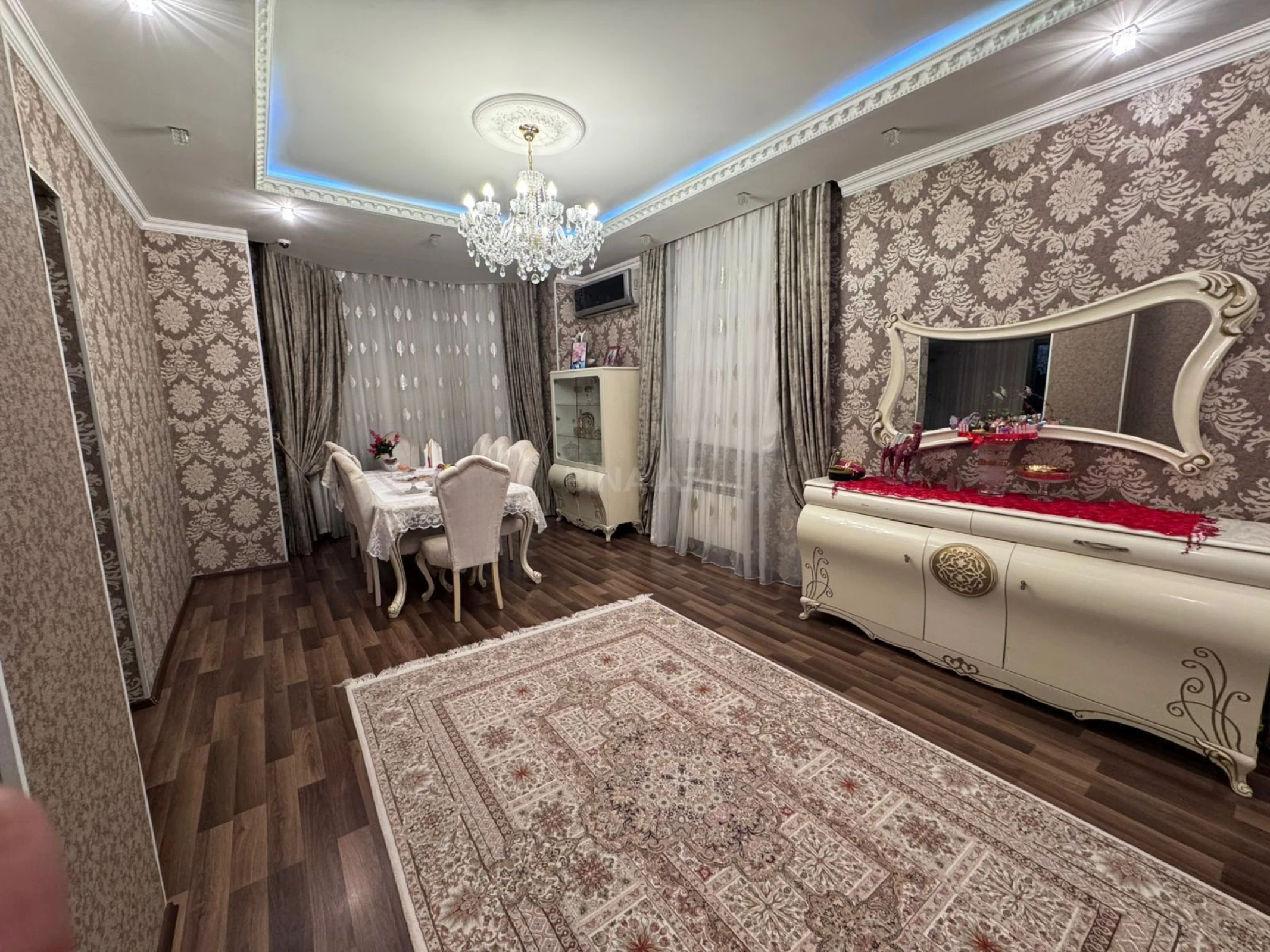 Satılır 8 otaqlı həyət evi 375 m²