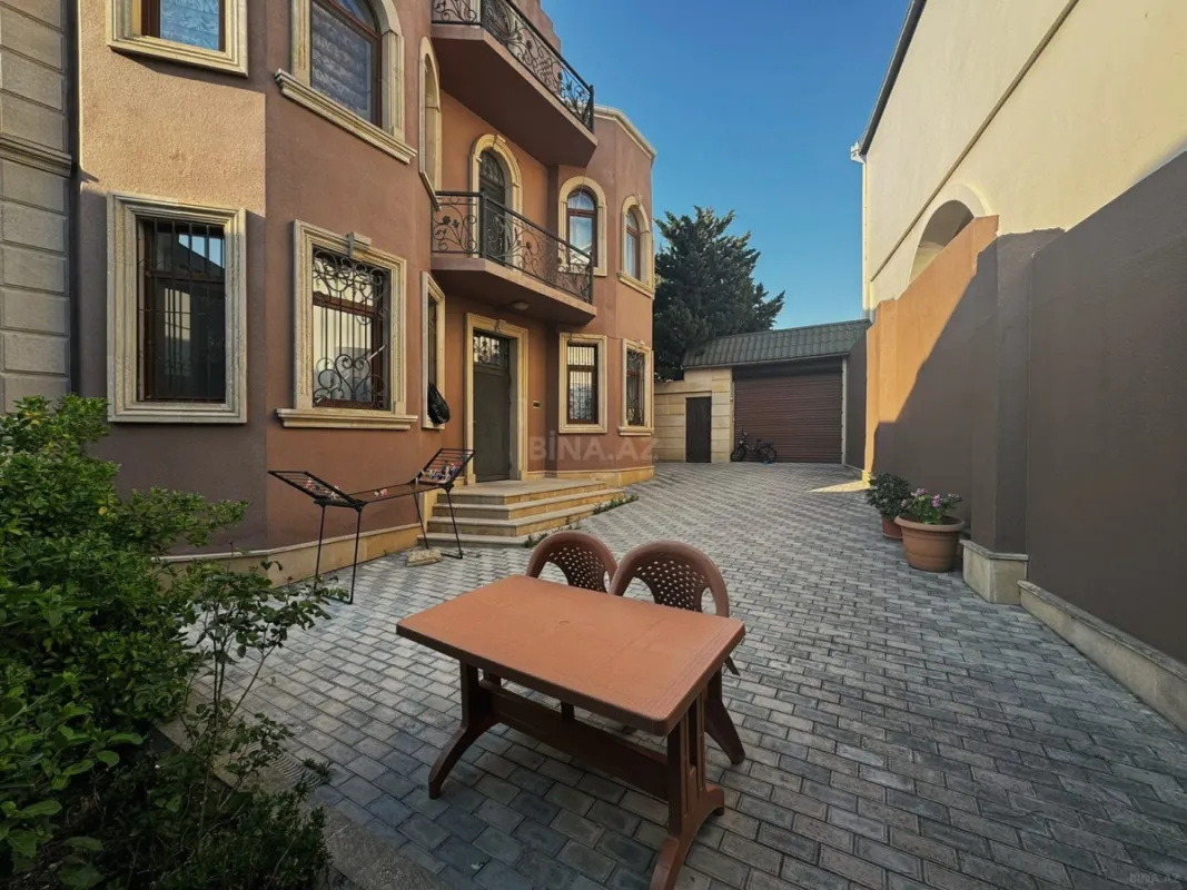 Satılır 8 otaqlı həyət evi 375 m²