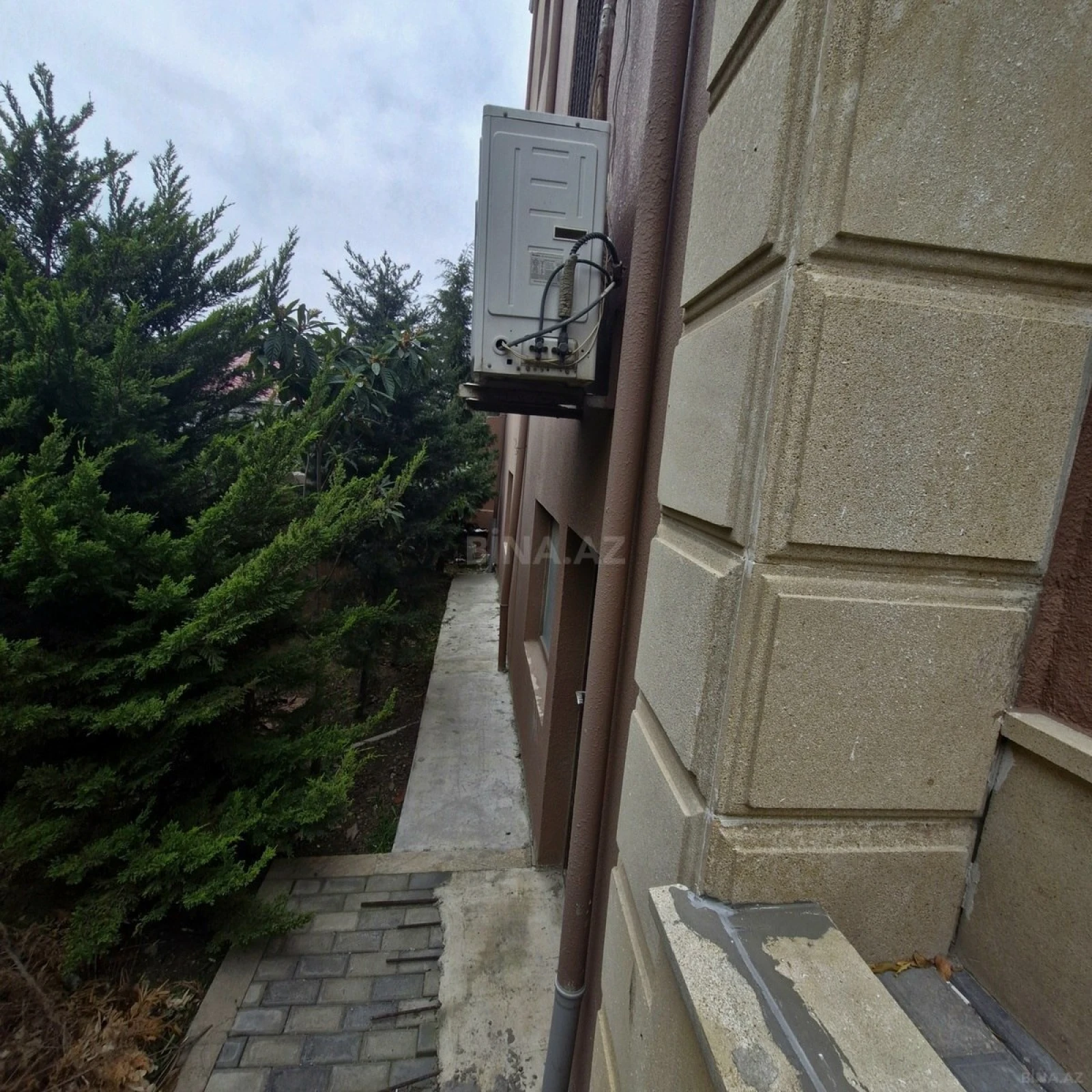 Satılır 8 otaqlı həyət evi 375 m²