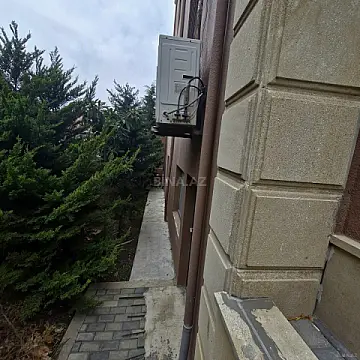 Satılır 8 otaqlı həyət evi 375 m²