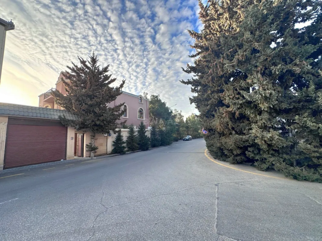 Satılır 8 otaqlı həyət evi 375 m²
