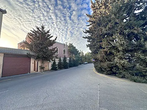 Satılır 8 otaqlı həyət evi 375 m²