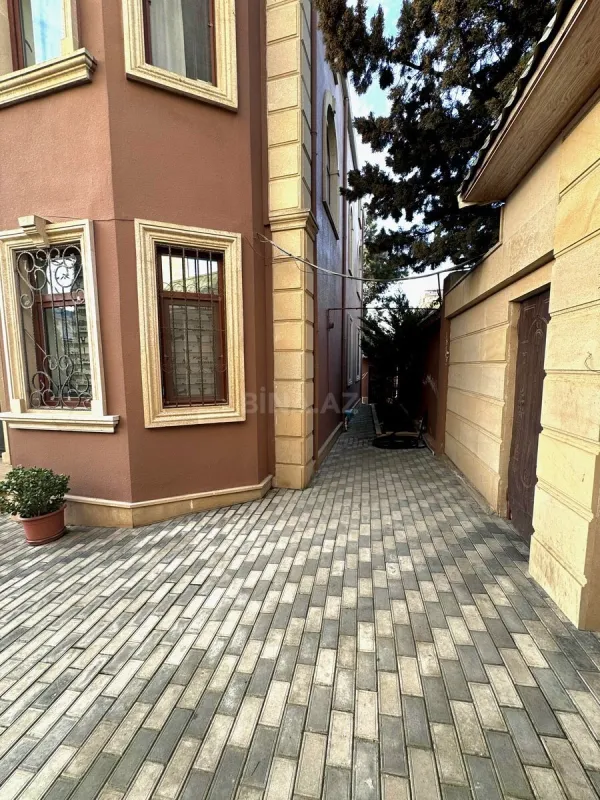 Satılır 8 otaqlı həyət evi 375 m²