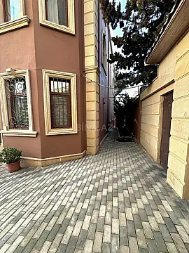 Satılır 8 otaqlı həyət evi 375 m²