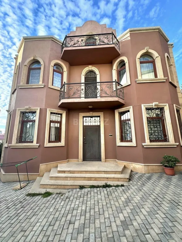 Satılır 8 otaqlı həyət evi 375 m²