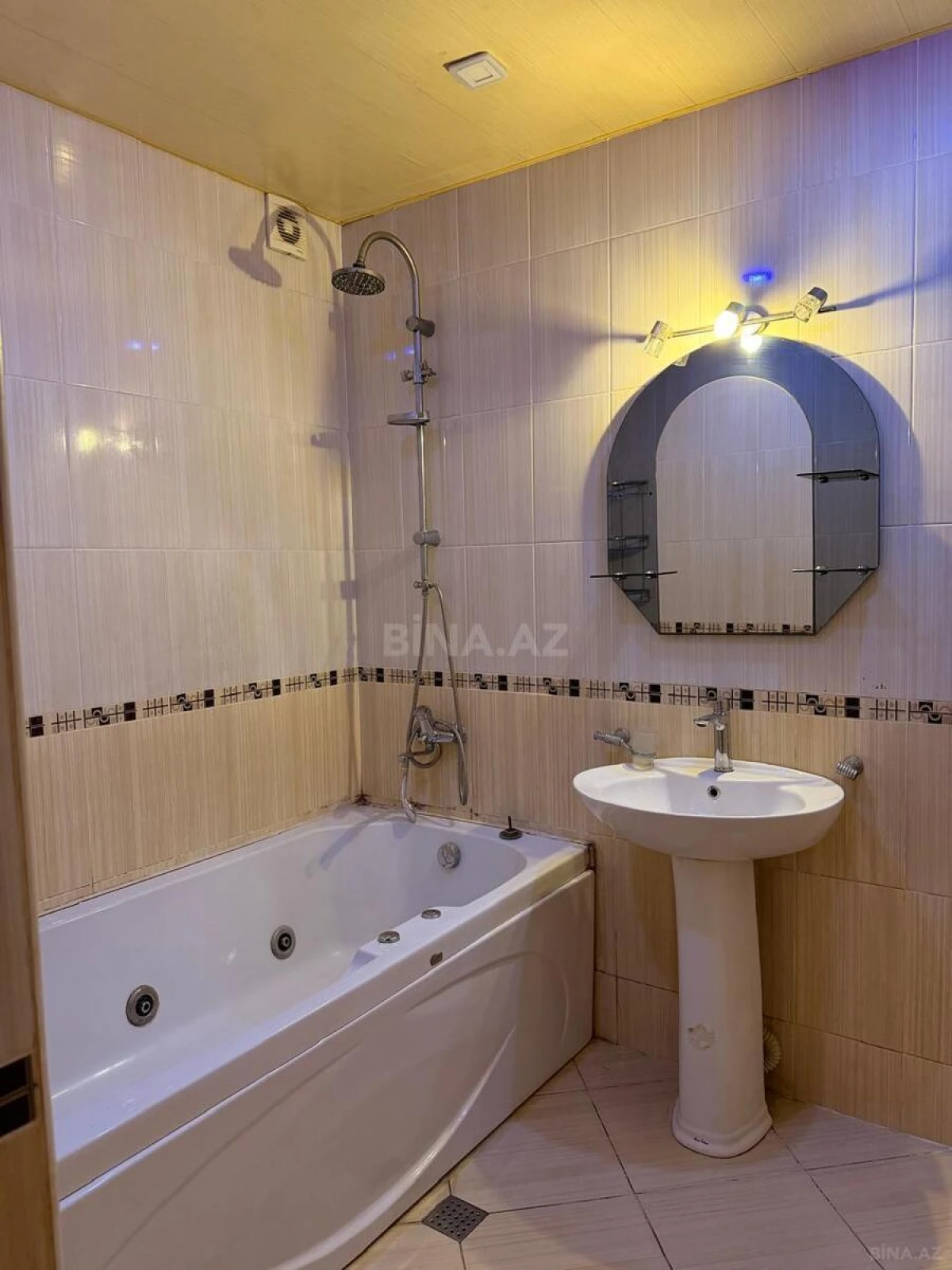 Kirayə verilir 2 otaqlı mənzil 70 m²