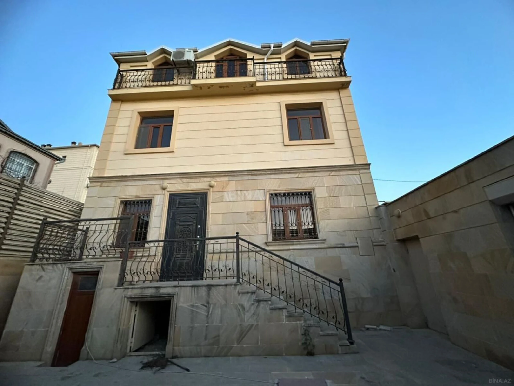 Satılır 6 otaqlı həyət evi 270 m²