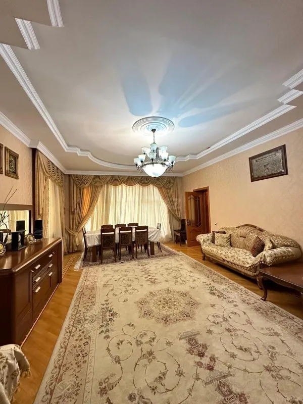 Kirayə verilir 8 otaqlı həyət evi 305 m²