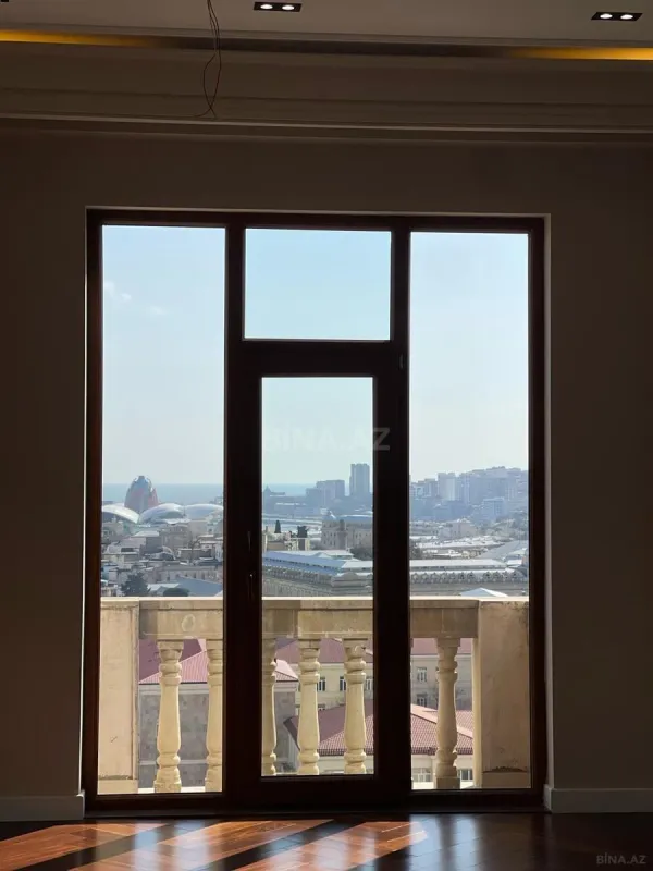 Satılır 3 otaqlı mənzil 145 m²