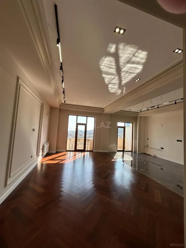 Satılır 3 otaqlı mənzil 145 m²