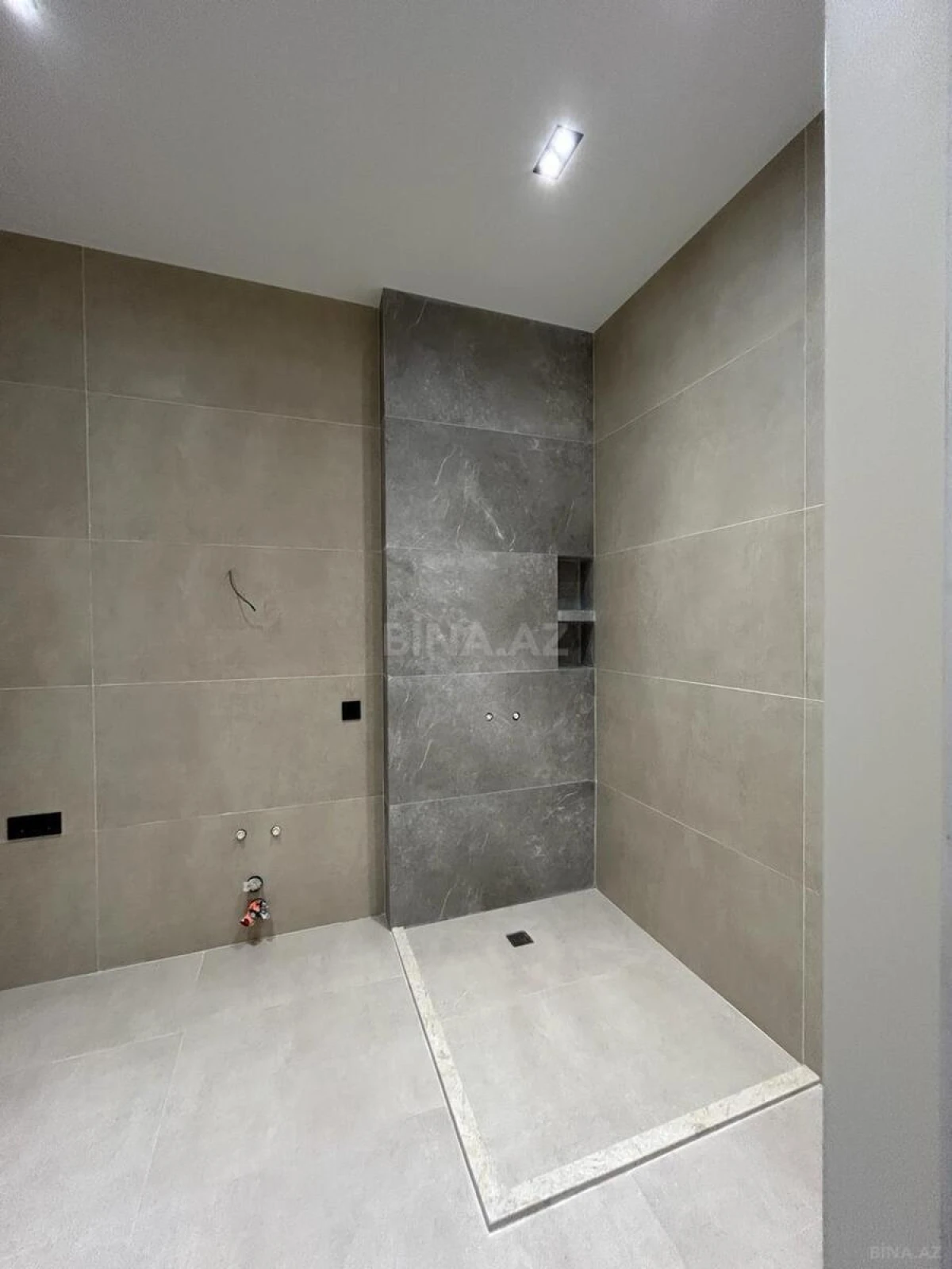 Satılır 3 otaqlı mənzil 145 m²